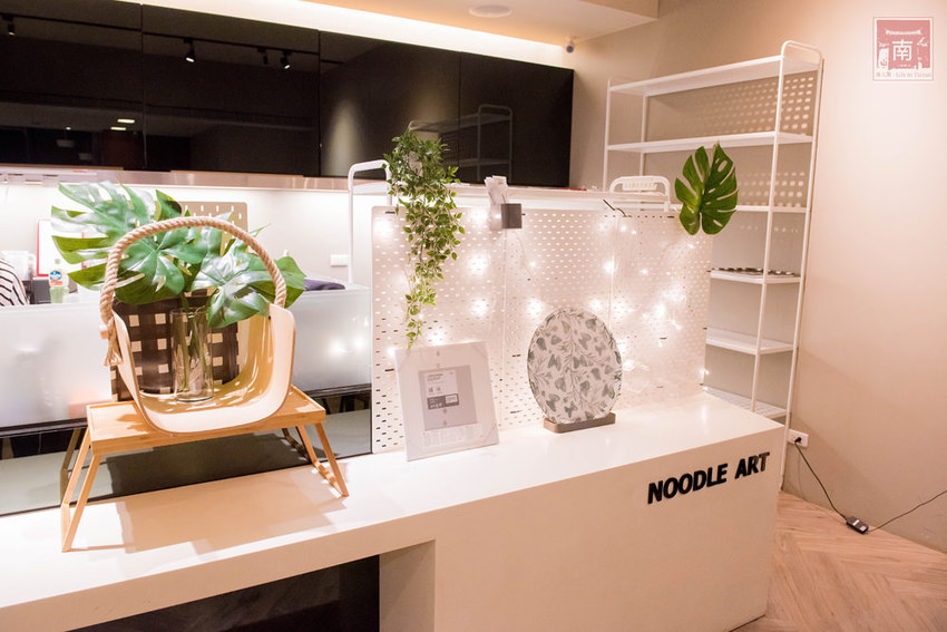 【台南美食】精隨集結在一碗麵中｜碳佐麻里隔壁麵食館｜乾拌麵食套餐｜招牌老薑軍牛肉麵~~麵聚場-府前店 - 南人幫