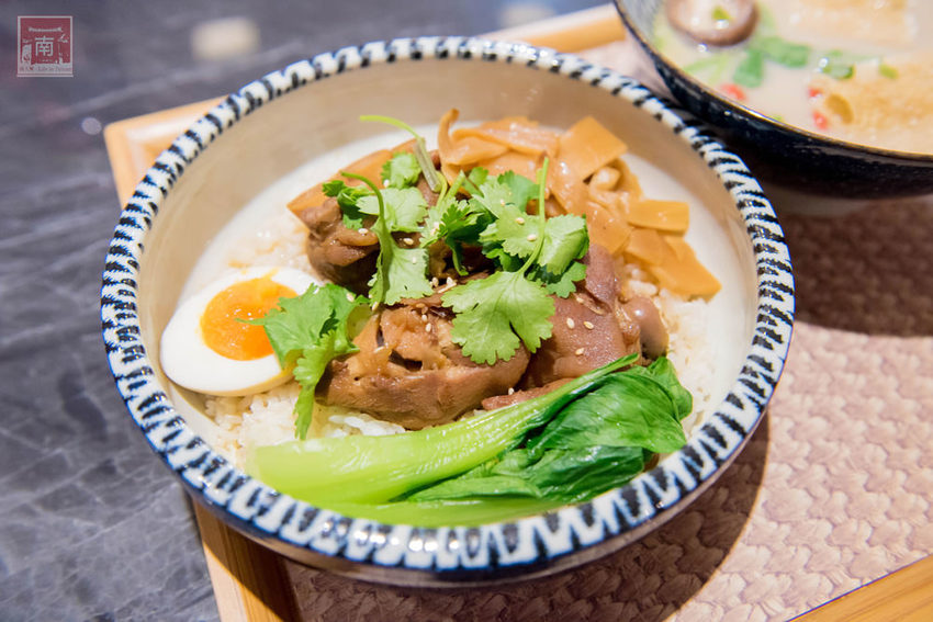 【台南美食】精隨集結在一碗麵中｜碳佐麻里隔壁麵食館｜乾拌麵食套餐｜招牌老薑軍牛肉麵~~麵聚場-府前店 - 南人幫