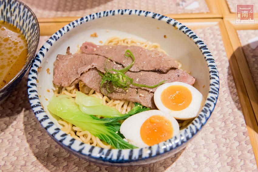 【台南美食】精隨集結在一碗麵中｜碳佐麻里隔壁麵食館｜乾拌麵食套餐｜招牌老薑軍牛肉麵~~麵聚場-府前店 - 南人幫