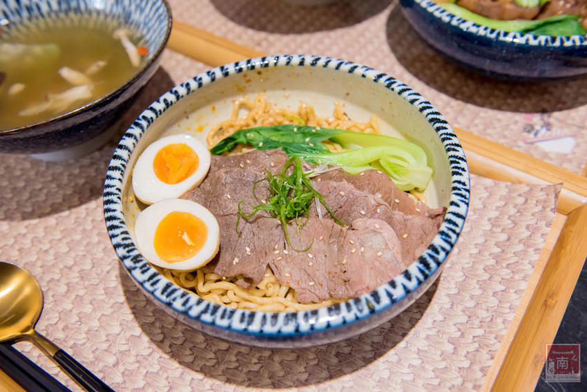 【台南美食】精隨集結在一碗麵中｜碳佐麻里隔壁麵食館｜乾拌麵食套餐｜招牌老薑軍牛肉麵~~麵聚場-府前店 - 南人幫