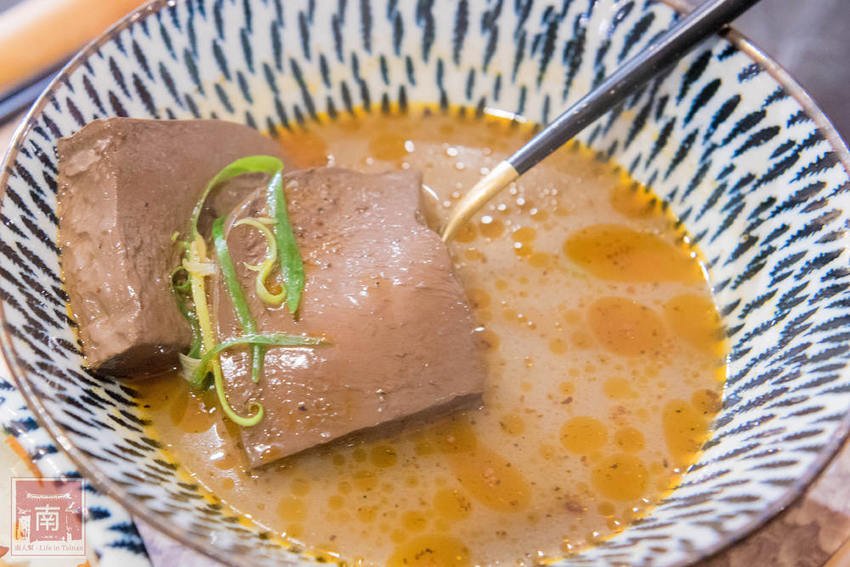 【台南美食】精隨集結在一碗麵中｜碳佐麻里隔壁麵食館｜乾拌麵食套餐｜招牌老薑軍牛肉麵~~麵聚場-府前店 - 南人幫