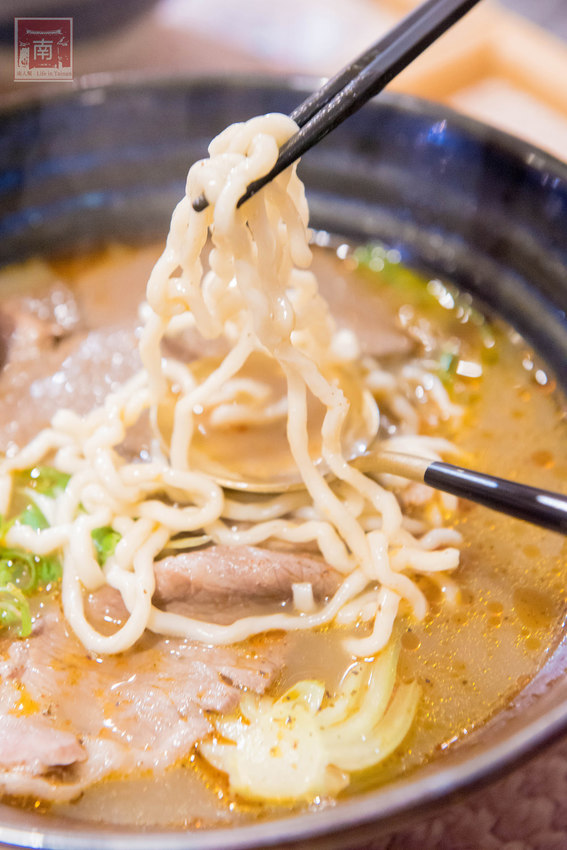 【台南美食】精隨集結在一碗麵中｜碳佐麻里隔壁麵食館｜乾拌麵食套餐｜招牌老薑軍牛肉麵~~麵聚場-府前店 - 南人幫