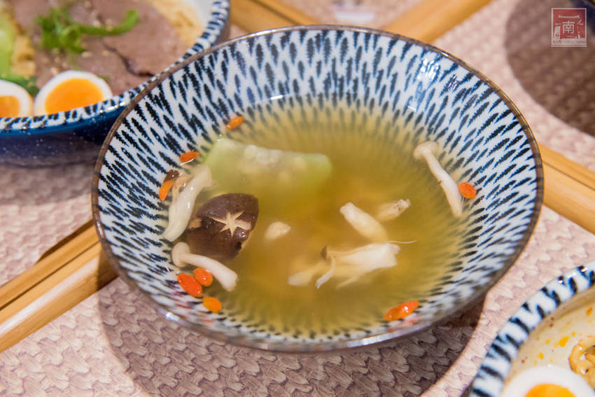 【台南美食】精隨集結在一碗麵中｜碳佐麻里隔壁麵食館｜乾拌麵食套餐｜招牌老薑軍牛肉麵~~麵聚場-府前店 - 南人幫