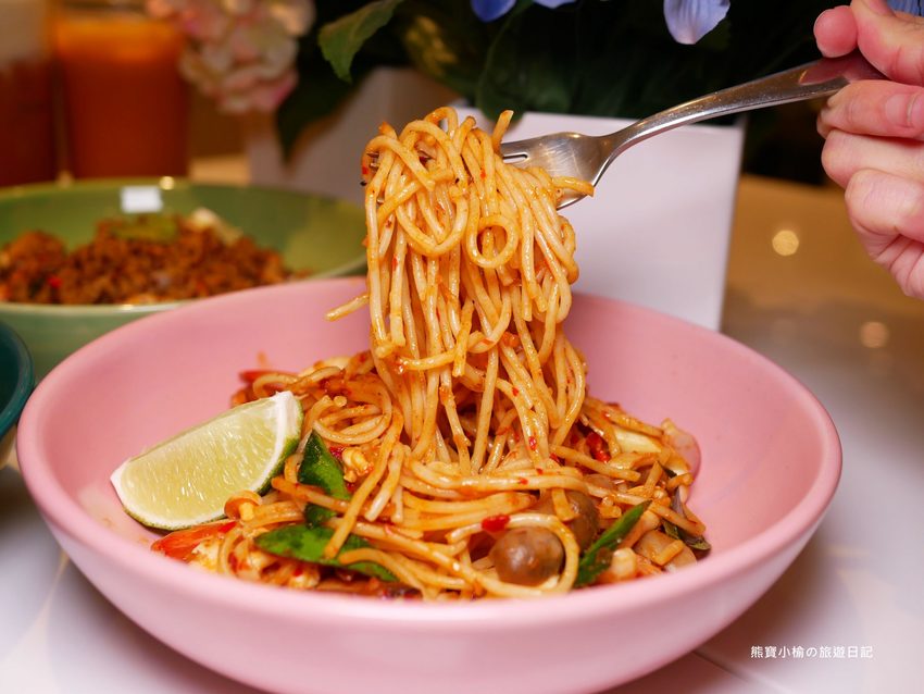 【新竹美食】 Lady nara曼谷新泰式料理新竹SOGO店,推薦必吃貴婦級網美泰式下午茶,抹茶達克瓦茲&泰式烤椰米塔超好吃!還有泰式義大利麵、輕食沙拉、開胃菜、外帶美食。內文附詳細菜單價位介紹。 @熊寶小榆の旅遊日記