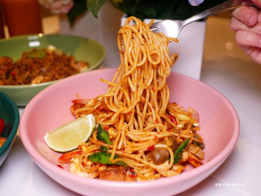 【新竹美食】 Lady nara曼谷新泰式料理新竹SOGO店,推薦必吃貴婦級網美泰式下午茶,抹茶達克瓦茲&泰式烤椰米塔超好吃!還有泰式義大利麵、輕食沙拉、開胃菜、外帶美食。內文附詳細菜單價位介紹。 @熊寶小榆の旅遊日記