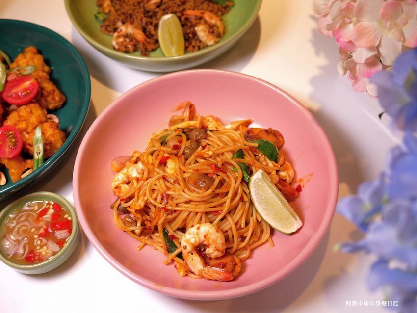 【新竹美食】 Lady nara曼谷新泰式料理新竹SOGO店,推薦必吃貴婦級網美泰式下午茶,抹茶達克瓦茲&泰式烤椰米塔超好吃!還有泰式義大利麵、輕食沙拉、開胃菜、外帶美食。內文附詳細菜單價位介紹。 @熊寶小榆の旅遊日記