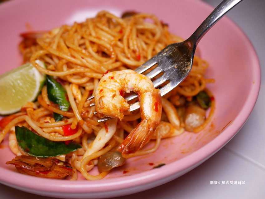 【新竹美食】 Lady nara曼谷新泰式料理新竹SOGO店,推薦必吃貴婦級網美泰式下午茶,抹茶達克瓦茲&泰式烤椰米塔超好吃!還有泰式義大利麵、輕食沙拉、開胃菜、外帶美食。內文附詳細菜單價位介紹。 @熊寶小榆の旅遊日記