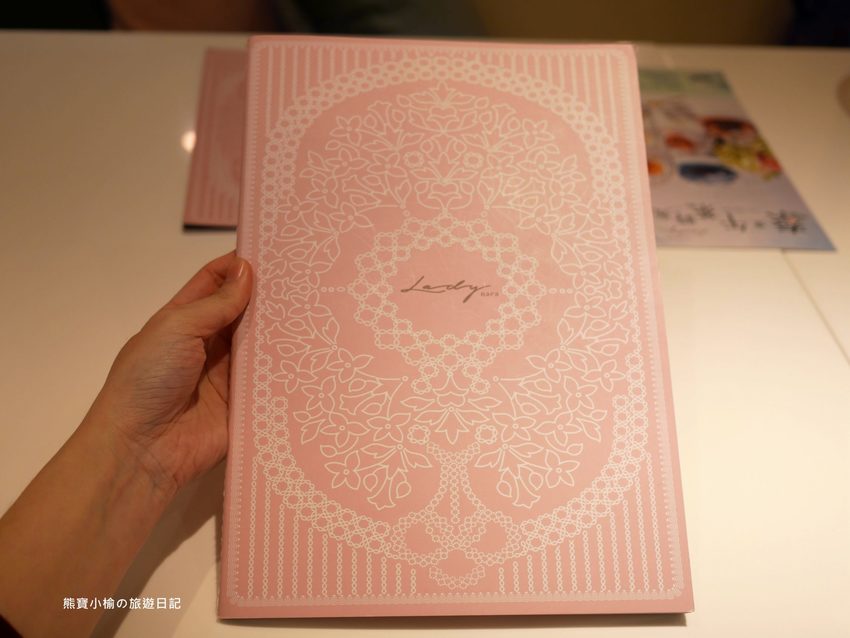 【新竹美食】 Lady nara曼谷新泰式料理新竹SOGO店,推薦必吃貴婦級網美泰式下午茶,抹茶達克瓦茲&泰式烤椰米塔超好吃!還有泰式義大利麵、輕食沙拉、開胃菜、外帶美食。內文附詳細菜單價位介紹。 @熊寶小榆の旅遊日記