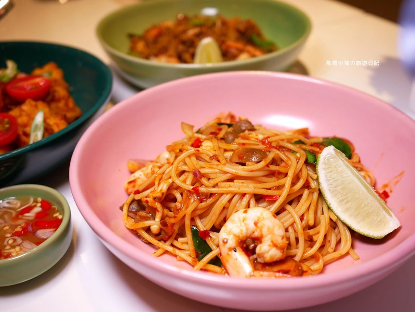 【新竹美食】 Lady nara曼谷新泰式料理新竹SOGO店,推薦必吃貴婦級網美泰式下午茶,抹茶達克瓦茲&泰式烤椰米塔超好吃!還有泰式義大利麵、輕食沙拉、開胃菜、外帶美食。內文附詳細菜單價位介紹。 @熊寶小榆の旅遊日記