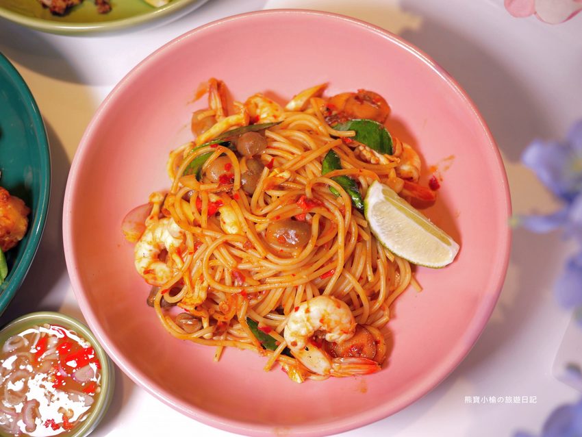 【新竹美食】 Lady nara曼谷新泰式料理新竹SOGO店,推薦必吃貴婦級網美泰式下午茶,抹茶達克瓦茲&泰式烤椰米塔超好吃!還有泰式義大利麵、輕食沙拉、開胃菜、外帶美食。內文附詳細菜單價位介紹。 @熊寶小榆の旅遊日記