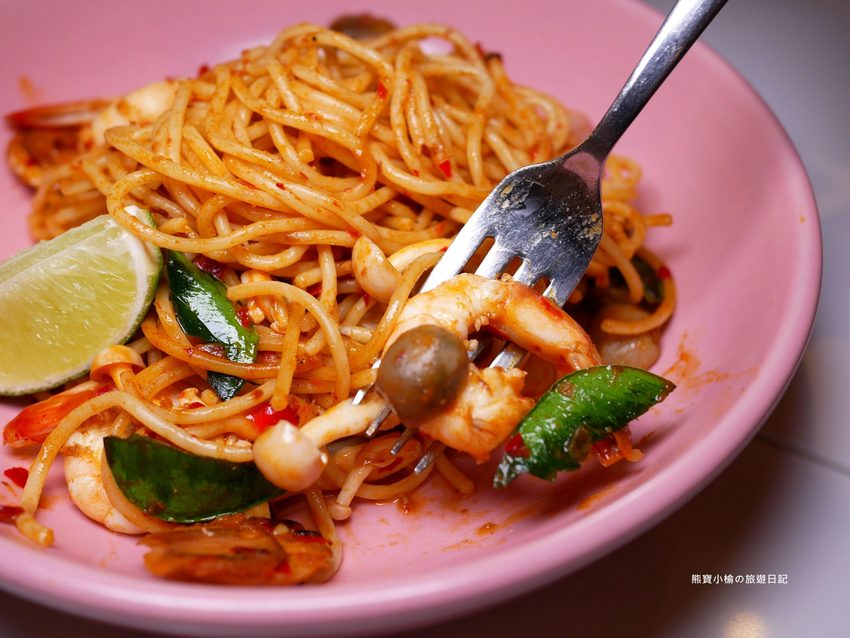 【新竹美食】 Lady nara曼谷新泰式料理新竹SOGO店,推薦必吃貴婦級網美泰式下午茶,抹茶達克瓦茲&泰式烤椰米塔超好吃!還有泰式義大利麵、輕食沙拉、開胃菜、外帶美食。內文附詳細菜單價位介紹。 @熊寶小榆の旅遊日記