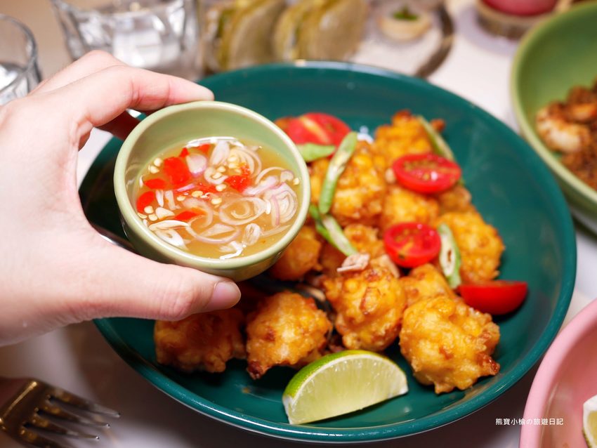 【新竹美食】 Lady nara曼谷新泰式料理新竹SOGO店,推薦必吃貴婦級網美泰式下午茶,抹茶達克瓦茲&泰式烤椰米塔超好吃!還有泰式義大利麵、輕食沙拉、開胃菜、外帶美食。內文附詳細菜單價位介紹。 @熊寶小榆の旅遊日記