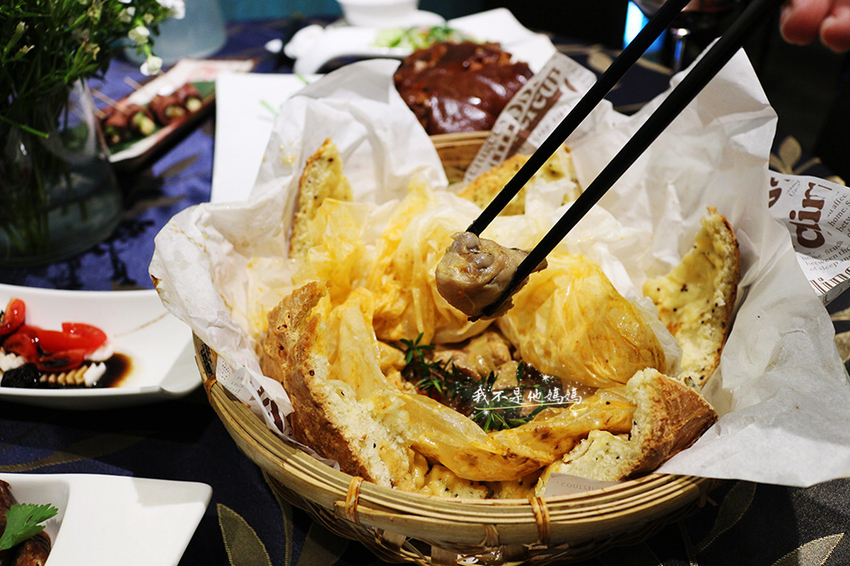 鷹堡,玩鍋子廚房滷味,上海點心麻餅,沙鍋獅子頭,忠孝復興眷村菜,宮廷梨子捲,海鮮古早味米粉湯,古早味紅糟肉,東坡肉,剁椒魚頭,招牌滷肝,砂鍋焗蝦