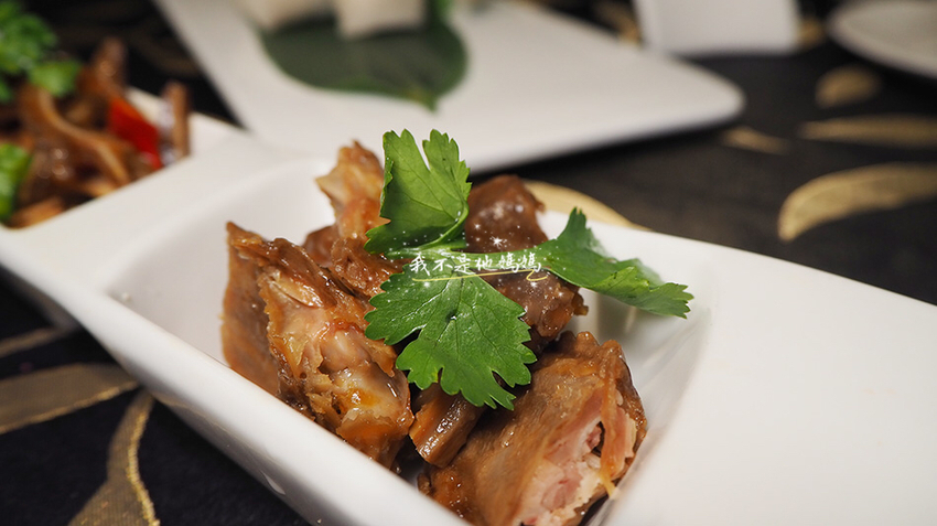 鷹堡,玩鍋子廚房滷味,上海點心麻餅,沙鍋獅子頭,忠孝復興眷村菜,宮廷梨子捲,海鮮古早味米粉湯,古早味紅糟肉,東坡肉,剁椒魚頭,招牌滷肝,砂鍋焗蝦