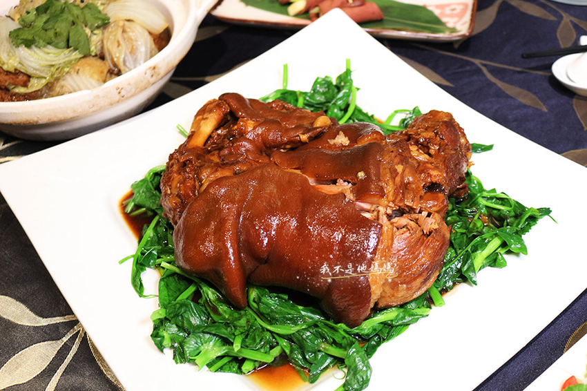 鷹堡,玩鍋子廚房滷味,上海點心麻餅,沙鍋獅子頭,忠孝復興眷村菜,宮廷梨子捲,海鮮古早味米粉湯,古早味紅糟肉,東坡肉,剁椒魚頭,招牌滷肝,砂鍋焗蝦