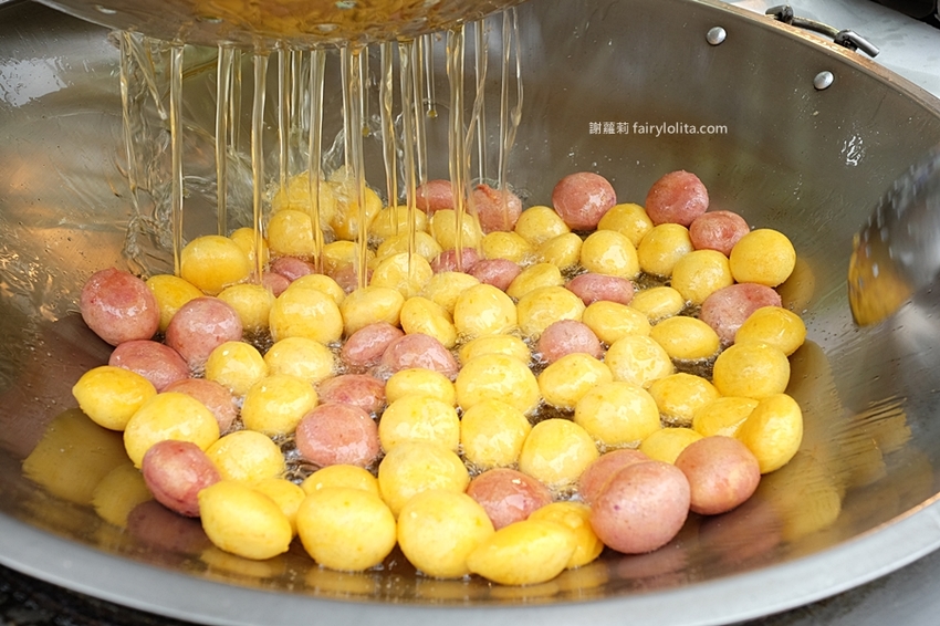 微笑地瓜球。巨型地瓜球出沒，整袋塞滿滿只要銅板價，台灣票選10大必吃夜市小吃！ @蹦啾♥謝蘿莉 La vie heureuse