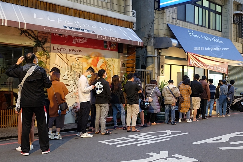 微笑地瓜球。巨型地瓜球出沒，整袋塞滿滿只要銅板價，台灣票選10大必吃夜市小吃！ @蹦啾♥謝蘿莉 La vie heureuse