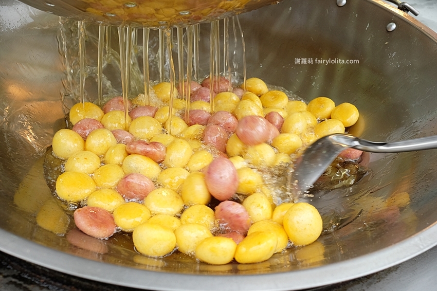 微笑地瓜球。巨型地瓜球出沒，整袋塞滿滿只要銅板價，台灣票選10大必吃夜市小吃！ @蹦啾♥謝蘿莉 La vie heureuse