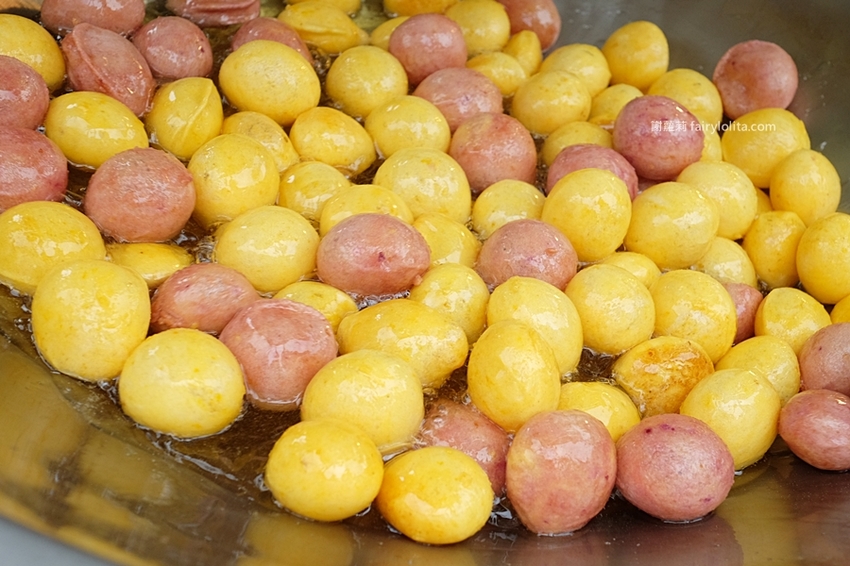 微笑地瓜球。巨型地瓜球出沒，整袋塞滿滿只要銅板價，台灣票選10大必吃夜市小吃！ @蹦啾♥謝蘿莉 La vie heureuse