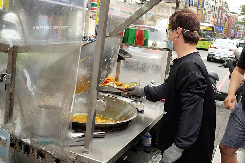 微笑地瓜球。巨型地瓜球出沒，整袋塞滿滿只要銅板價，台灣票選10大必吃夜市小吃！ @蹦啾♥謝蘿莉 La vie heureuse