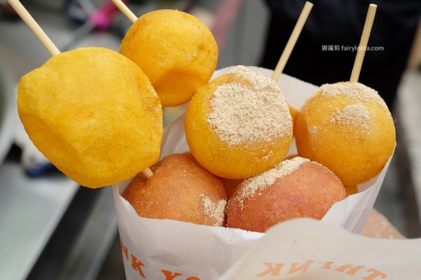 微笑地瓜球。巨型地瓜球出沒，整袋塞滿滿只要銅板價，台灣票選10大必吃夜市小吃！ @蹦啾♥謝蘿莉 La vie heureuse