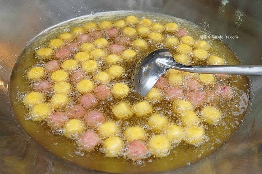 微笑地瓜球。巨型地瓜球出沒，整袋塞滿滿只要銅板價，台灣票選10大必吃夜市小吃！ @蹦啾♥謝蘿莉 La vie heureuse