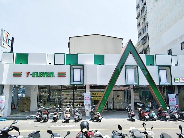 台中首間JIF聯名花生冰沙，現點現打吃得到脆皮顆粒，還有夢幻天使牆！