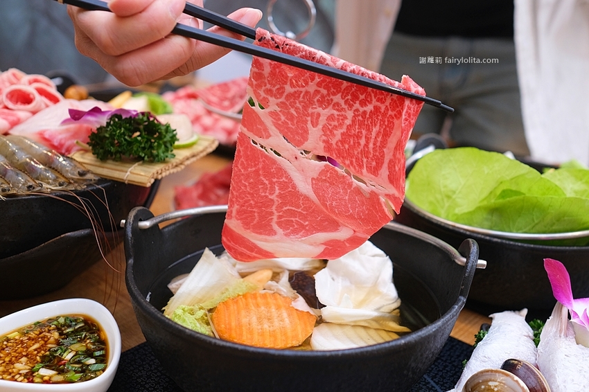 御鼎湯原本鍋物。一個人只要200多！網友激推「林口最美奢華火鍋店」，飲料、冰棒、冰淇淋無限吃到飽！ @蹦啾♥謝蘿莉 La vie heureuse
