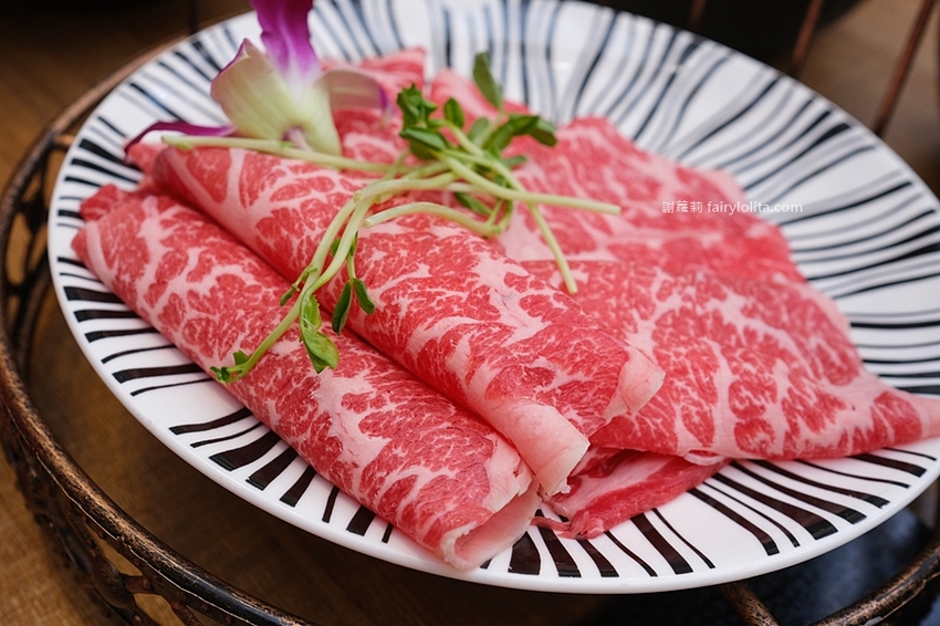 御鼎湯原本鍋物。一個人只要200多！網友激推「林口最美奢華火鍋店」，飲料、冰棒、冰淇淋無限吃到飽！ @蹦啾♥謝蘿莉 La vie heureuse