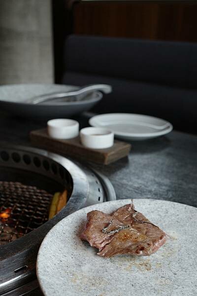 |台北信義‧燒肉| 頂級精緻和牛燒肉.全程專人桌邊代烤服務《