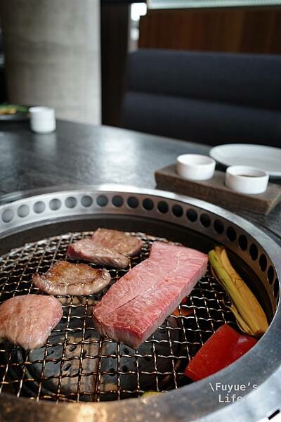 |台北信義‧燒肉| 頂級精緻和牛燒肉.全程專人桌邊代烤服務《