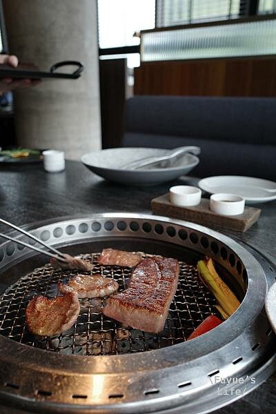 |台北信義‧燒肉| 頂級精緻和牛燒肉.全程專人桌邊代烤服務《