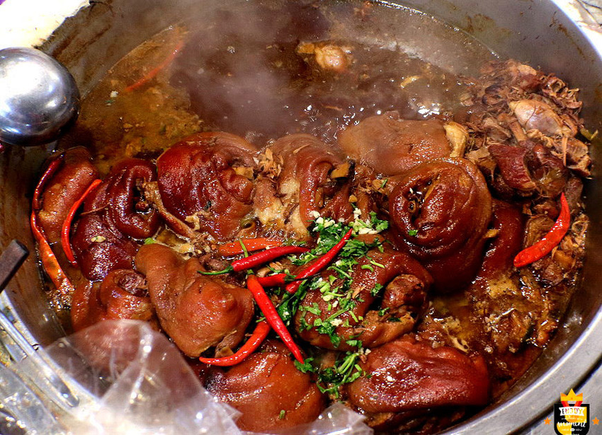 台南滷豬腳／隱身菜市場一週只賣2天／傳統古早味飄香40多年／每日限量賣完提早收／沒有老饕帶路很難找得到／在地人口袋名單