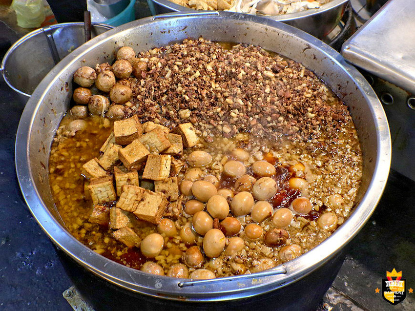 台南滷豬腳／隱身菜市場一週只賣2天／傳統古早味飄香40多年／每日限量賣完提早收／沒有老饕帶路很難找得到／在地人口袋名單