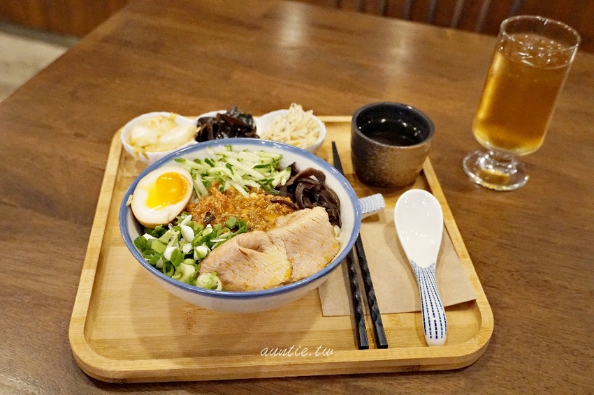 生活在他方-夜貓店/窩客 水晶安蹄提供，未經許可不得轉載。