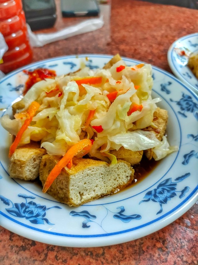 桃園大溪美食-中央路無名臭豆腐-50年深藏不露的排隊美食，蘿蔔糕才是必點王道 @民宿女王芽月-美食.旅遊.全台趴趴走