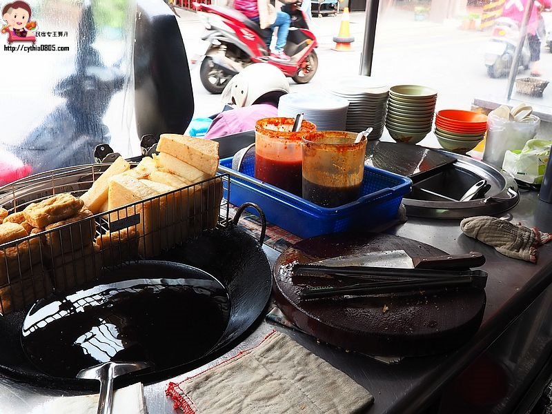 桃園大溪美食-中央路無名臭豆腐-50年深藏不露的排隊美食，蘿蔔糕才是必點王道 @民宿女王芽月-美食.旅遊.全台趴趴走