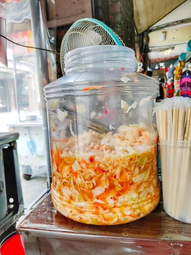 桃園大溪美食-中央路無名臭豆腐-50年深藏不露的排隊美食，蘿蔔糕才是必點王道 @民宿女王芽月-美食.旅遊.全台趴趴走