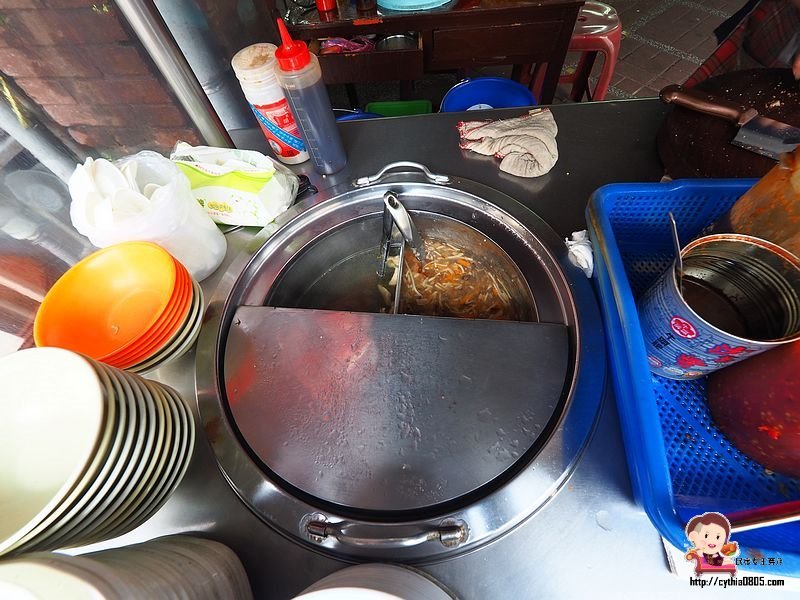 桃園大溪美食-中央路無名臭豆腐-50年深藏不露的排隊美食，蘿蔔糕才是必點王道 @民宿女王芽月-美食.旅遊.全台趴趴走