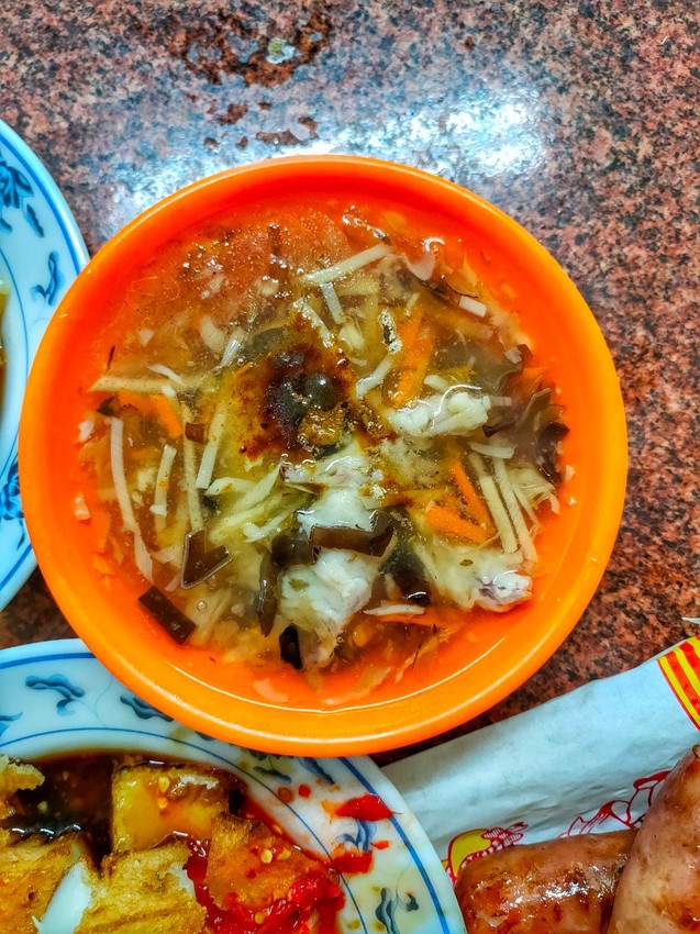 桃園大溪美食-中央路無名臭豆腐-50年深藏不露的排隊美食，蘿蔔糕才是必點王道 @民宿女王芽月-美食.旅遊.全台趴趴走
