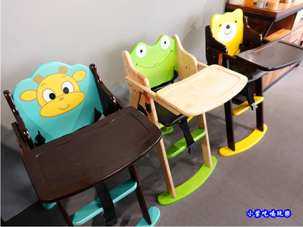 兒童餐椅-fun晴輕食餐廳.jpg