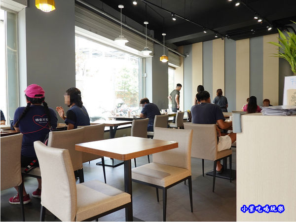用餐環境-fun晴輕食餐廳 (1).jpg