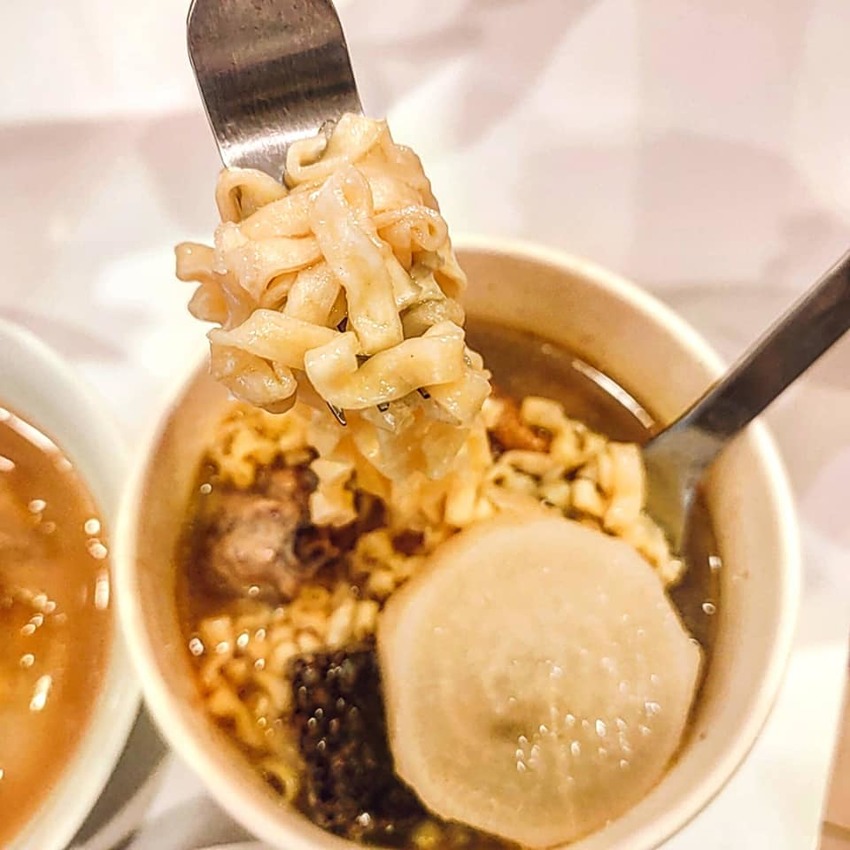 台式小吃店也能非常的乾淨明亮✨位於新莊捷運站附近的肉圓廖，用餐感受非常的好，完全不會有一般小吃店常見的油膩感。