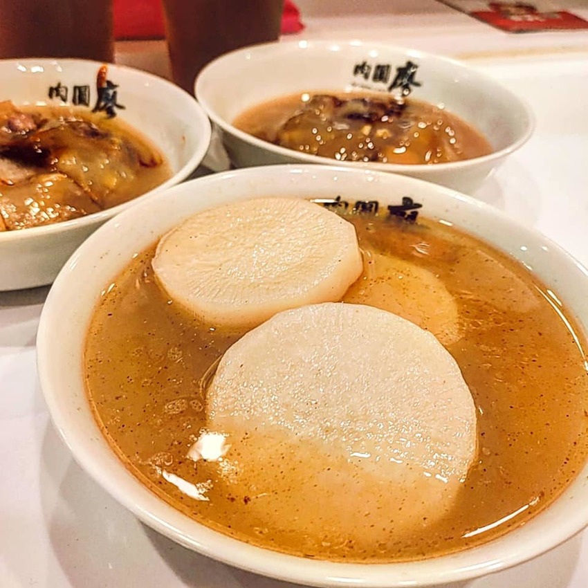 台式小吃店也能非常的乾淨明亮✨位於新莊捷運站附近的肉圓廖，用餐感受非常的好，完全不會有一般小吃店常見的油膩感。