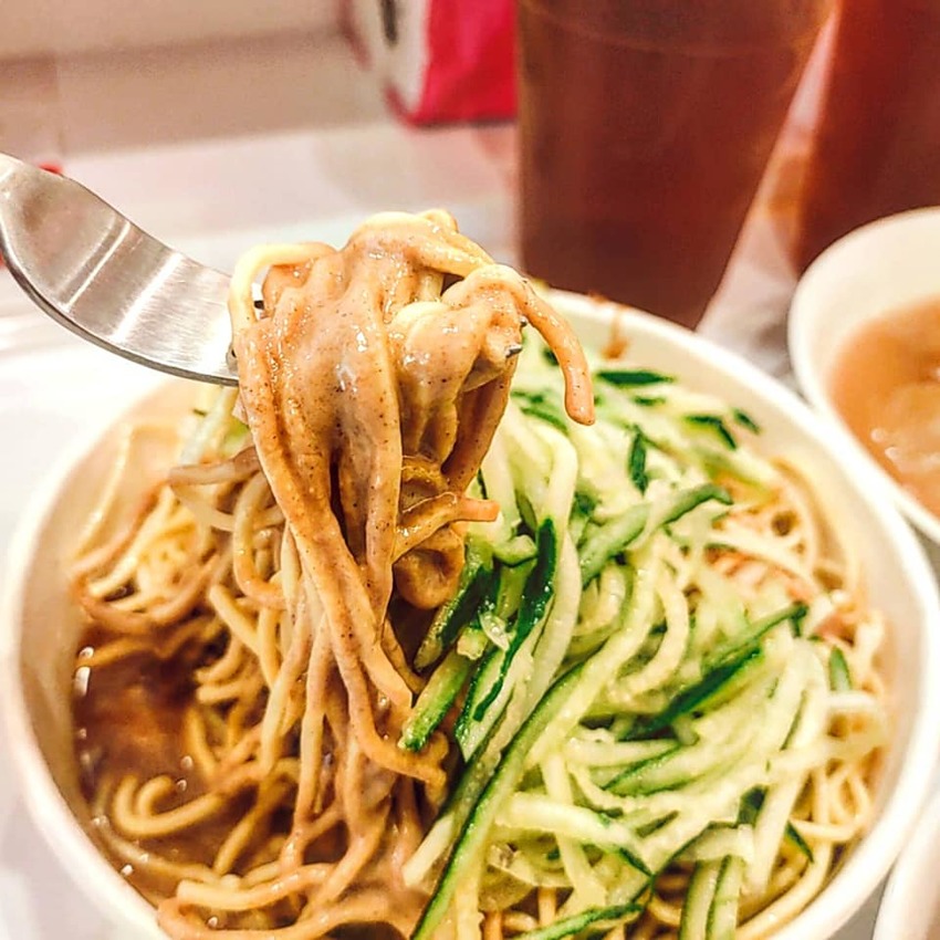 台式小吃店也能非常的乾淨明亮✨位於新莊捷運站附近的肉圓廖，用餐感受非常的好，完全不會有一般小吃店常見的油膩感。