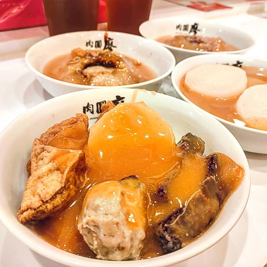 台式小吃店也能非常的乾淨明亮✨位於新莊捷運站附近的肉圓廖，用餐感受非常的好，完全不會有一般小吃店常見的油膩感。