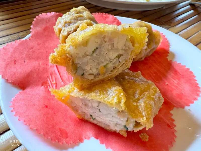 新北深坑【舜德農莊休閒餐廳】以自養放山土雞聞名，在優雅庭園吃