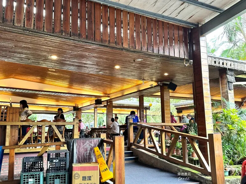 新北深坑【舜德農莊休閒餐廳】以自養放山土雞聞名，在優雅庭園吃