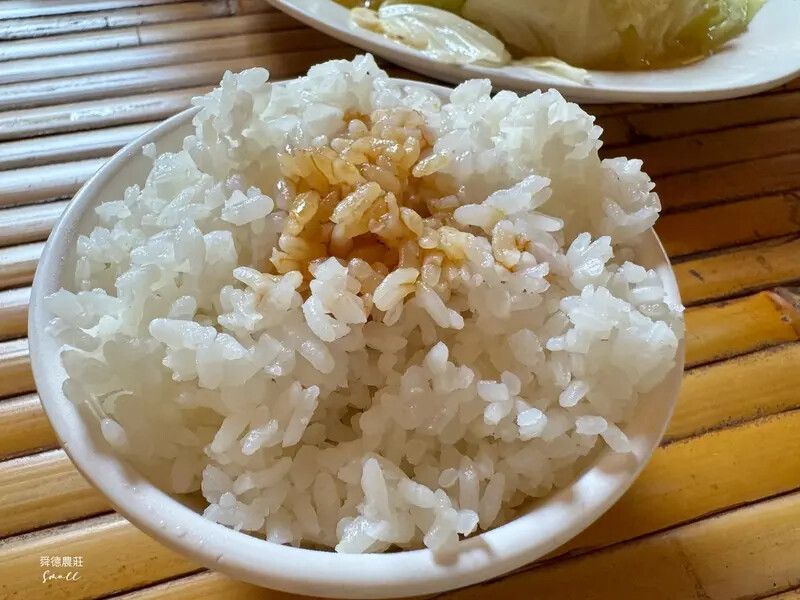 新北深坑【舜德農莊休閒餐廳】以自養放山土雞聞名，在優雅庭園吃