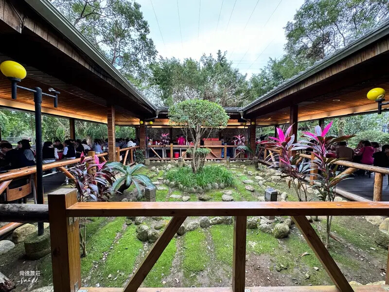 新北深坑【舜德農莊休閒餐廳】以自養放山土雞聞名，在優雅庭園吃